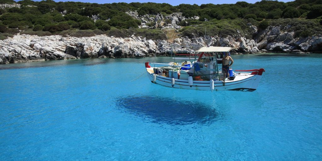 Boot auf dem Wasser bei Skyros